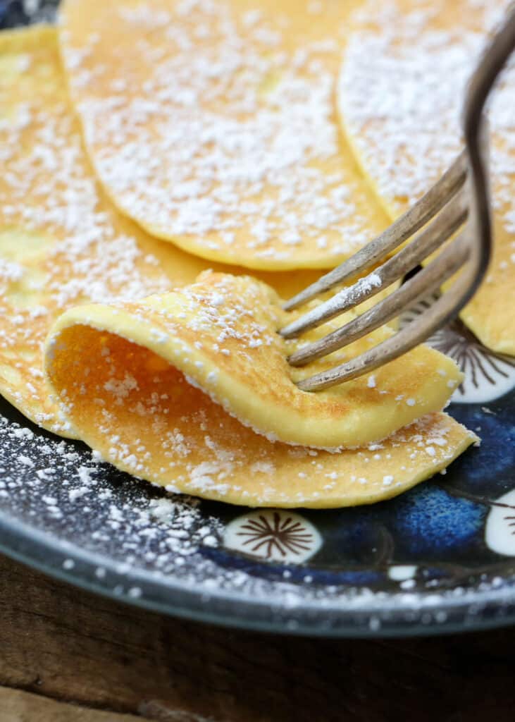 I pancake con 2 ingredienti sono più crepe che pesanti pancake soffici: preparali con condimenti dolci o salati!  ottieni la ricetta su barefeetinthekitchen.com