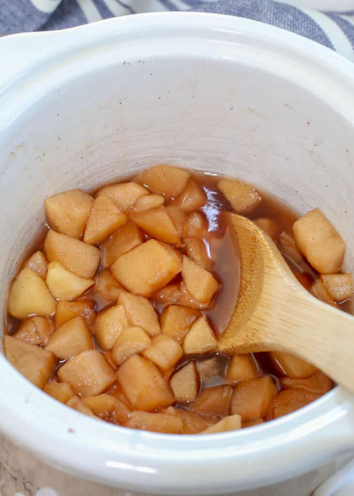 Mantequilla de manzana en una olla a mitad del proceso de cocción