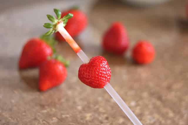 Kitchen Tip: Hulling Strawberries with a Straw recipe by Barefeet In The Kitchen