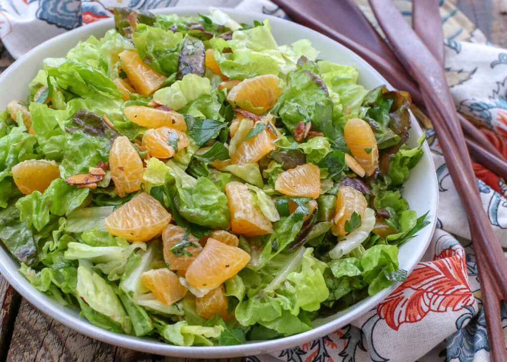Orangen-Petersilien-Salat mit weißer Balsamico-Vinaigrette – das Rezept finden Sie unter barefeetinthekitchen.com
