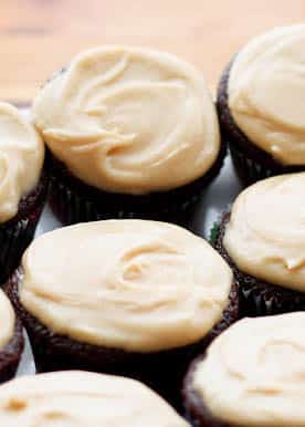 La MIGLIORE torta al cioccolato senza glutine o cupcakes!  - ottieni la ricetta su barefeetinthekitchen.com