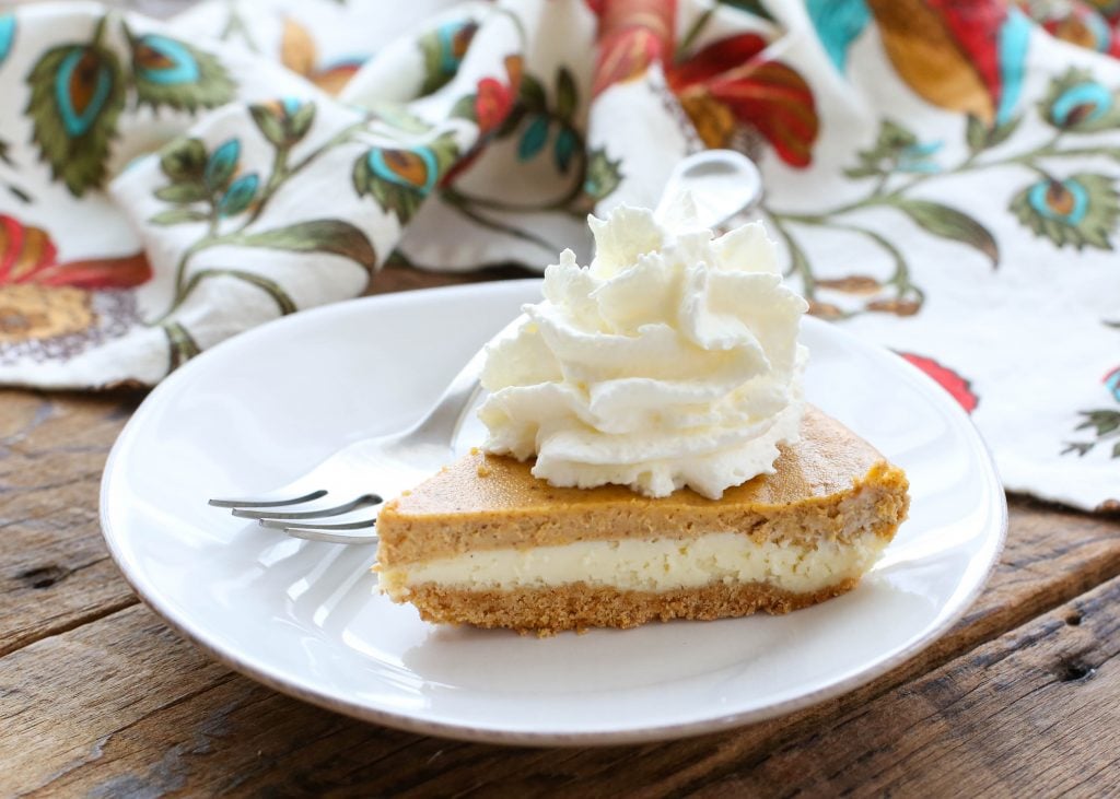 ¡Cheesecake se encuentra con Pumpkin Pie en este favorito de la familia!  consigue la receta en barefeetinthekitchen.com