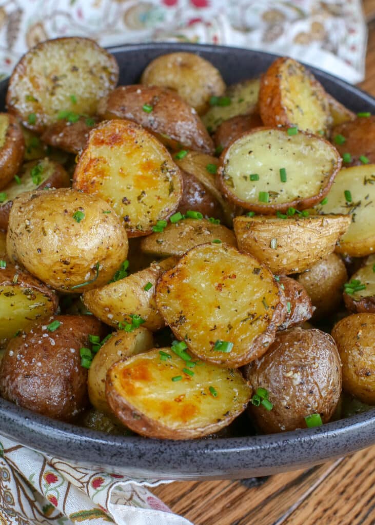 Las patatas al horno con romero van bien con casi cualquier plato principal y solo te llevará unos minutos prepararlas. Obtén la receta en barefeetinthekitchen.com