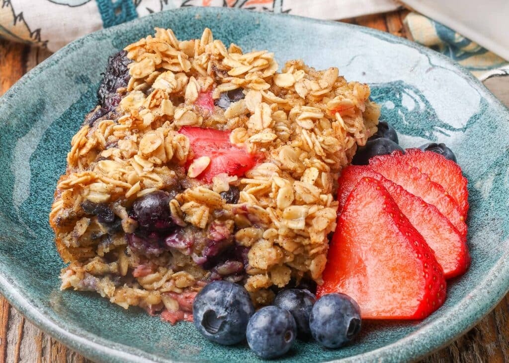 oatmeal baked with fresh berries