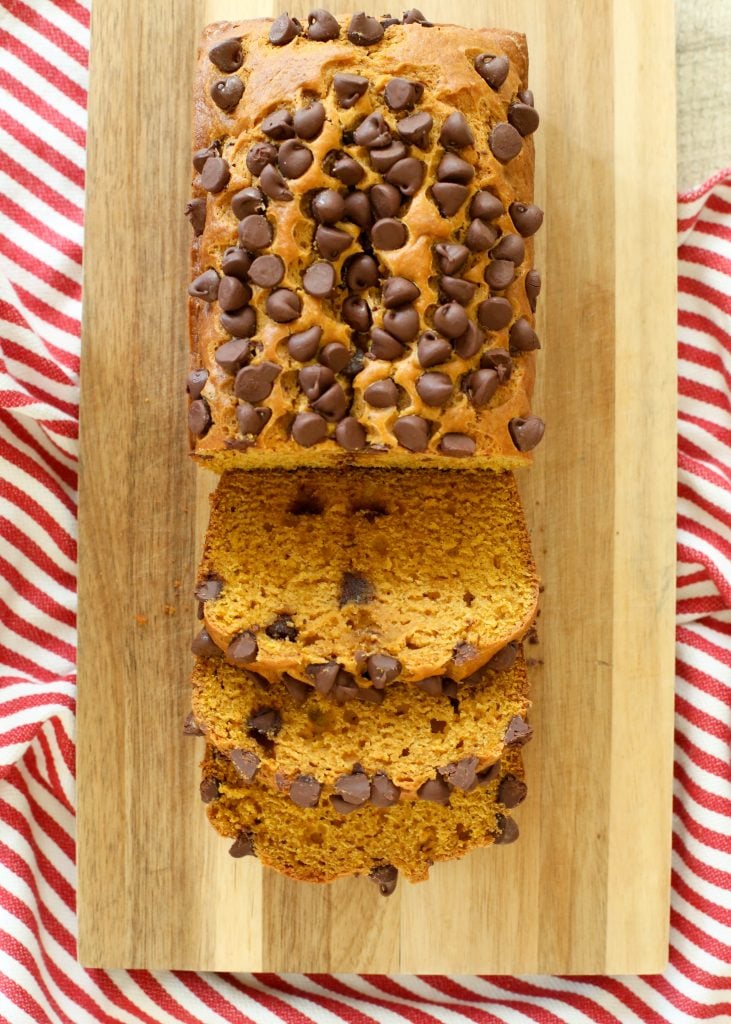 Chocolate Chip Pumpkin Bread – das Rezept finden Sie unter barefeetinthekitchen.com
