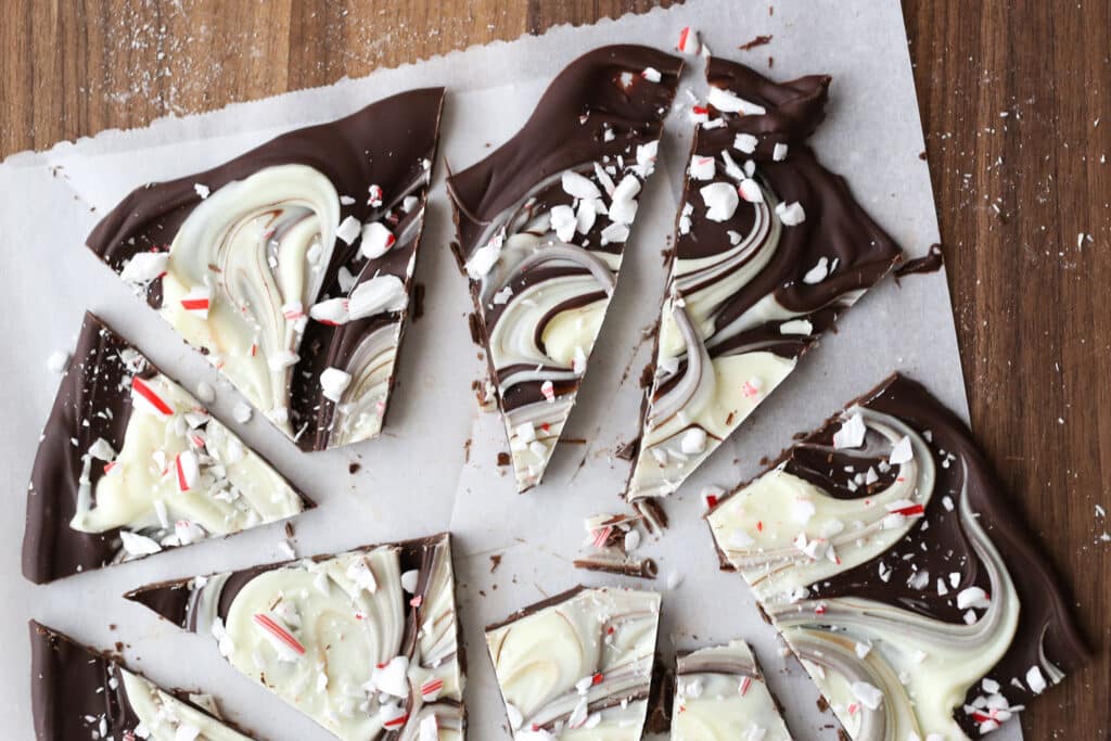 {5 Minute} Swirled Peppermint Bark makes a great holiday gift! 