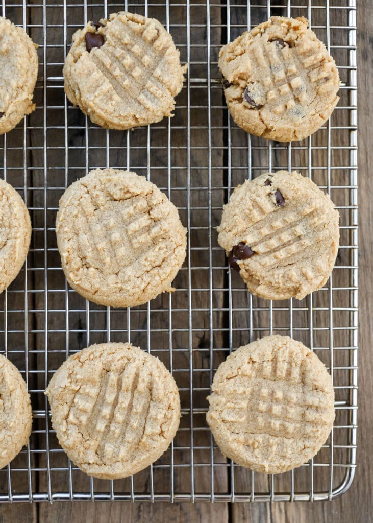 Las galletas de mantequilla de maní de tres ingredientes son tan simples que los niños pueden hacerlas en minutos.Obtenga recetas sencillas en barefeetinthekitchen.com
