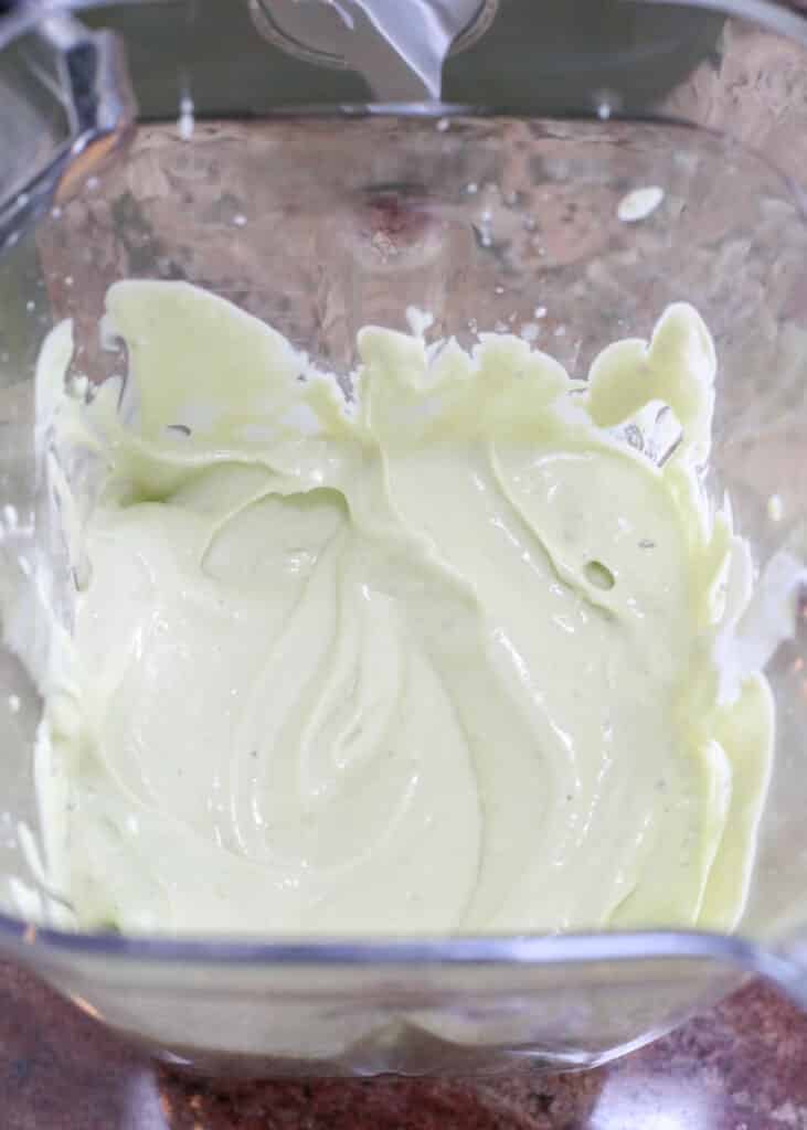 Salsa di crema di avocado nel frullatore