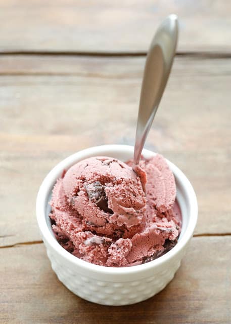 Chocolate Swirl Cherry Ice Cream – das Rezept finden Sie unter barefeetinthekitchen.com