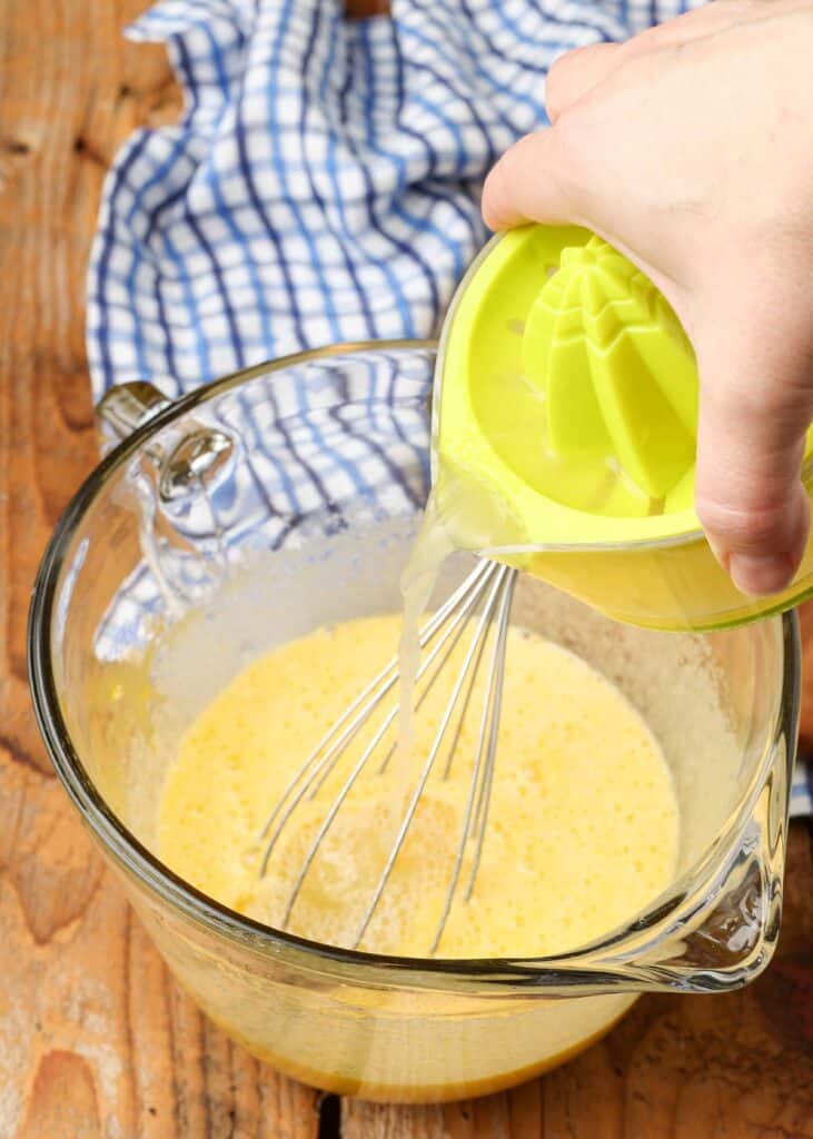 jugo de limón vertido en un tazón
