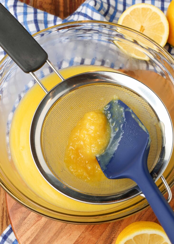 colar la ralladura de limón de la cuajada