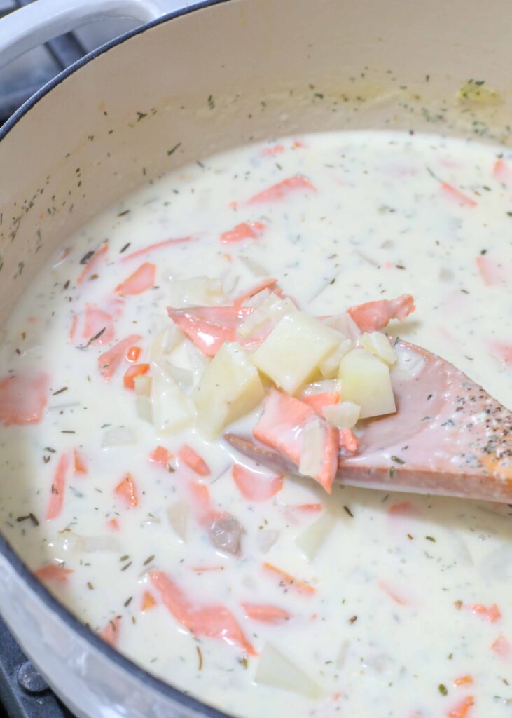 Sopa rica y cremosa de salmón ahumado