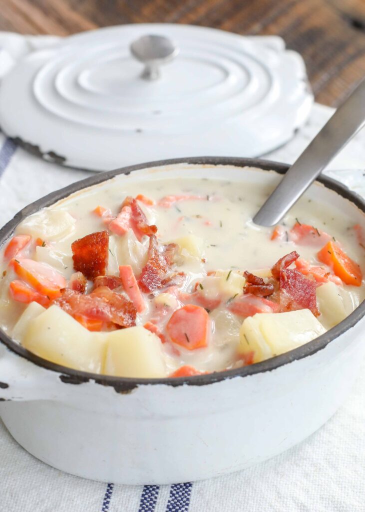 La zuppa di salmone affumicato è un pasto invernale ricco e cremoso.