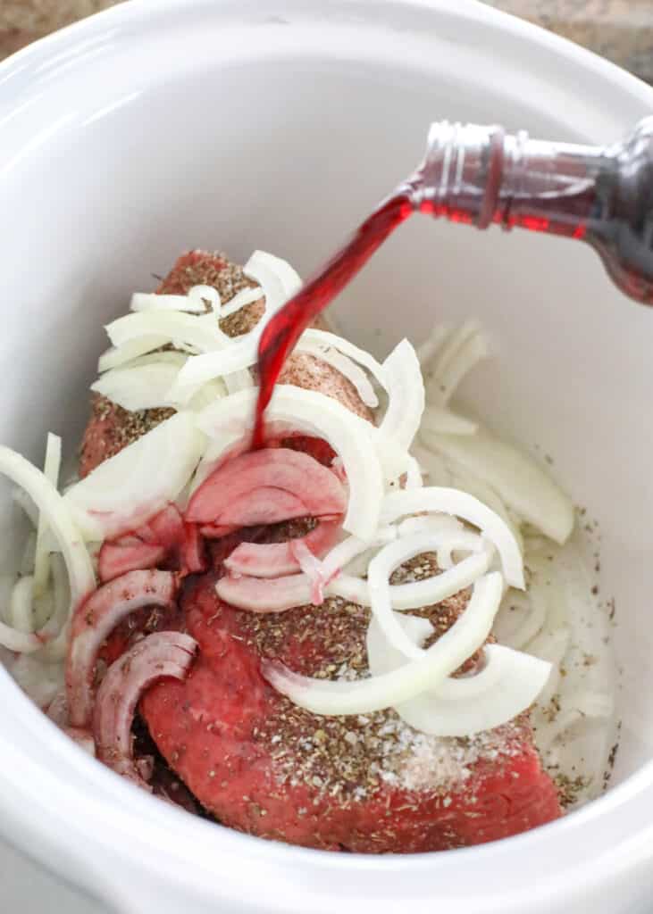 Italienisches Rotwein-Roastbeef ist so ein einfaches Crock-Pot-Gericht!