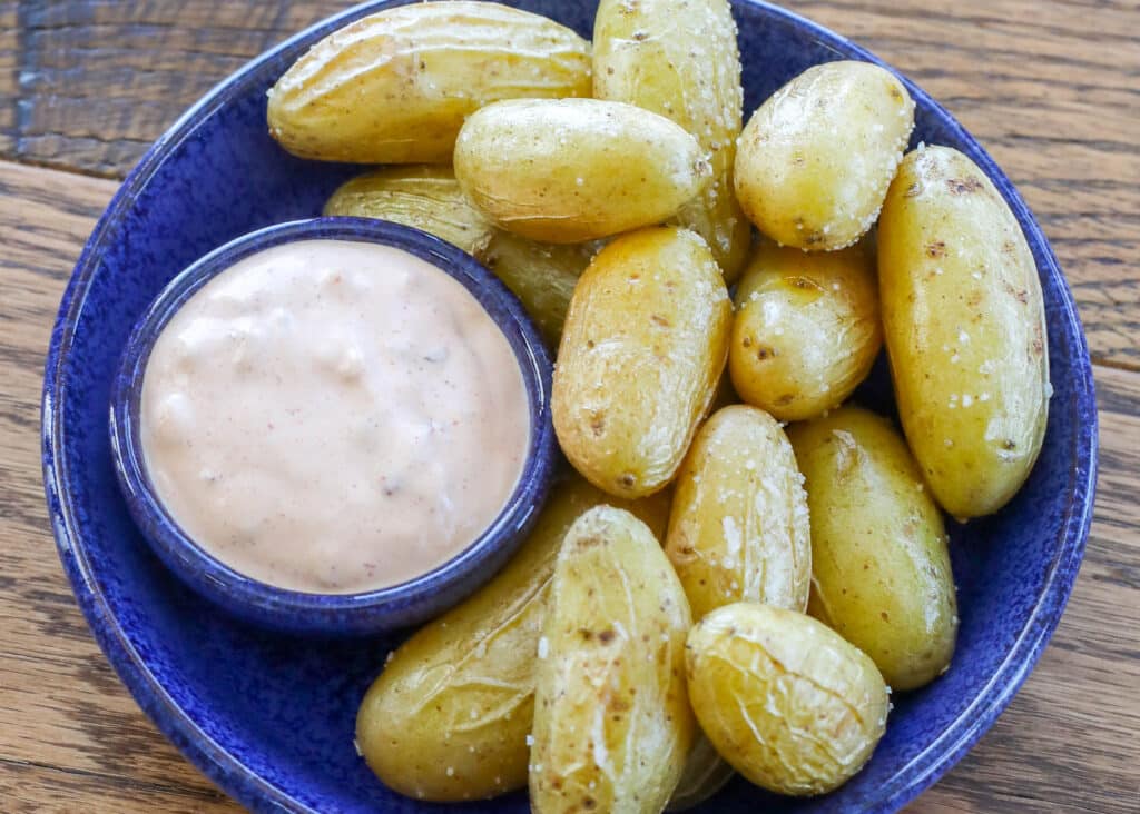 Gebratene Fingerling-Kartoffeln sind immens ein Snack!