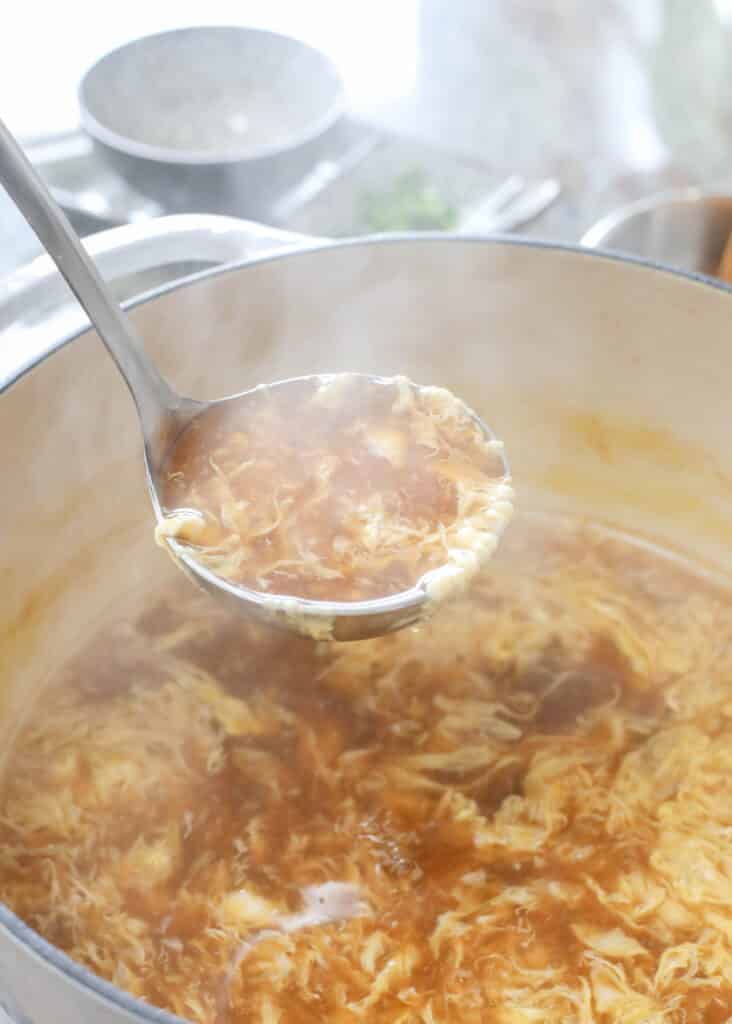 ¡Sólo se tarda unos minutos en hacer una olla de sopa de huevo clásica!