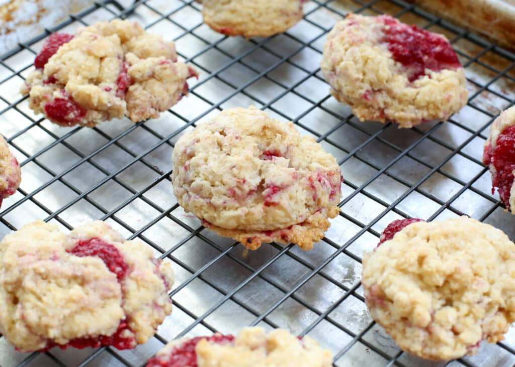 Raspberry Scone Cookies-få oppskriften på barefeetinthekitchen.com