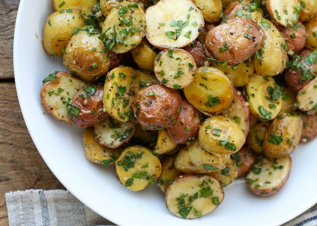 Insalata di patate dell'amante dell'aglio - ottieni la ricetta su barefeetinthekitchen.com