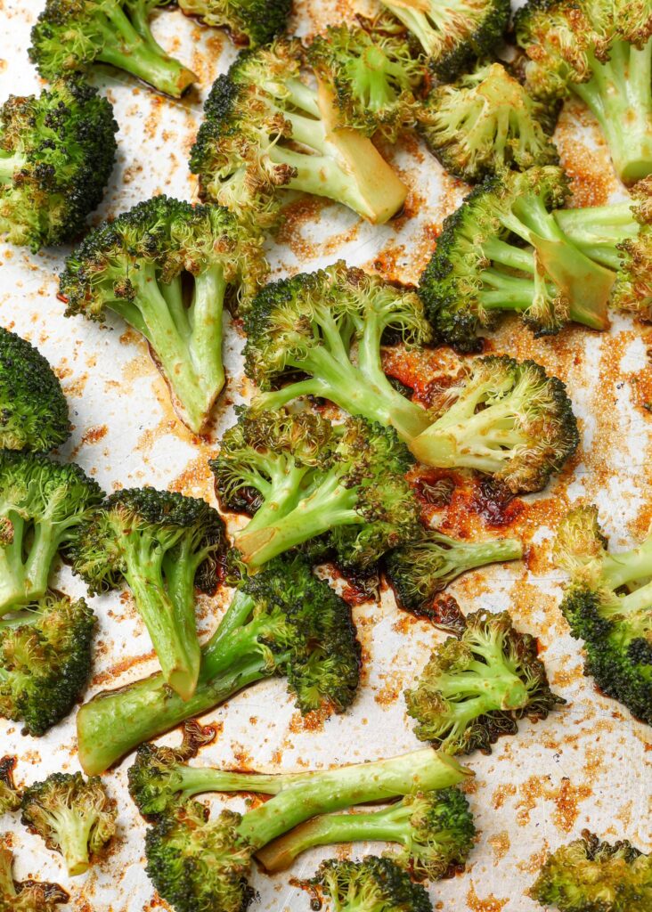 broccoli con sriracha e miele arrostiti sulla teglia