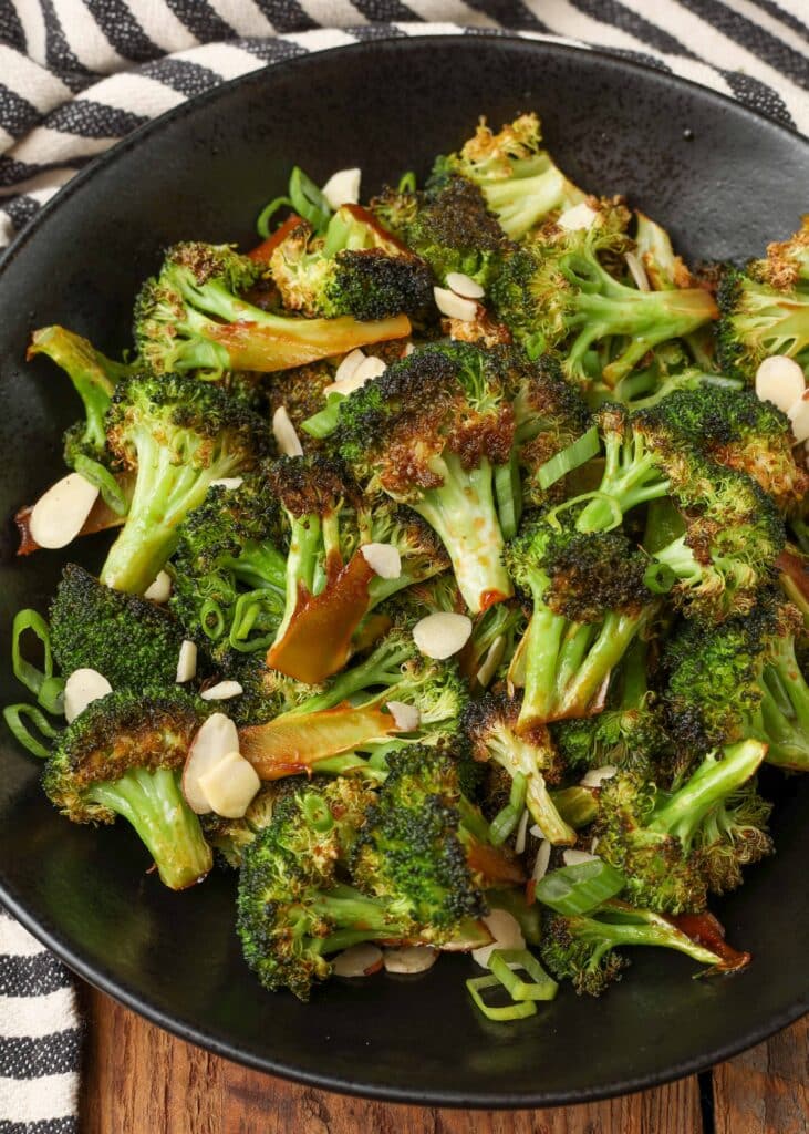 broccoli conditi con mandorle e cipolle verdi