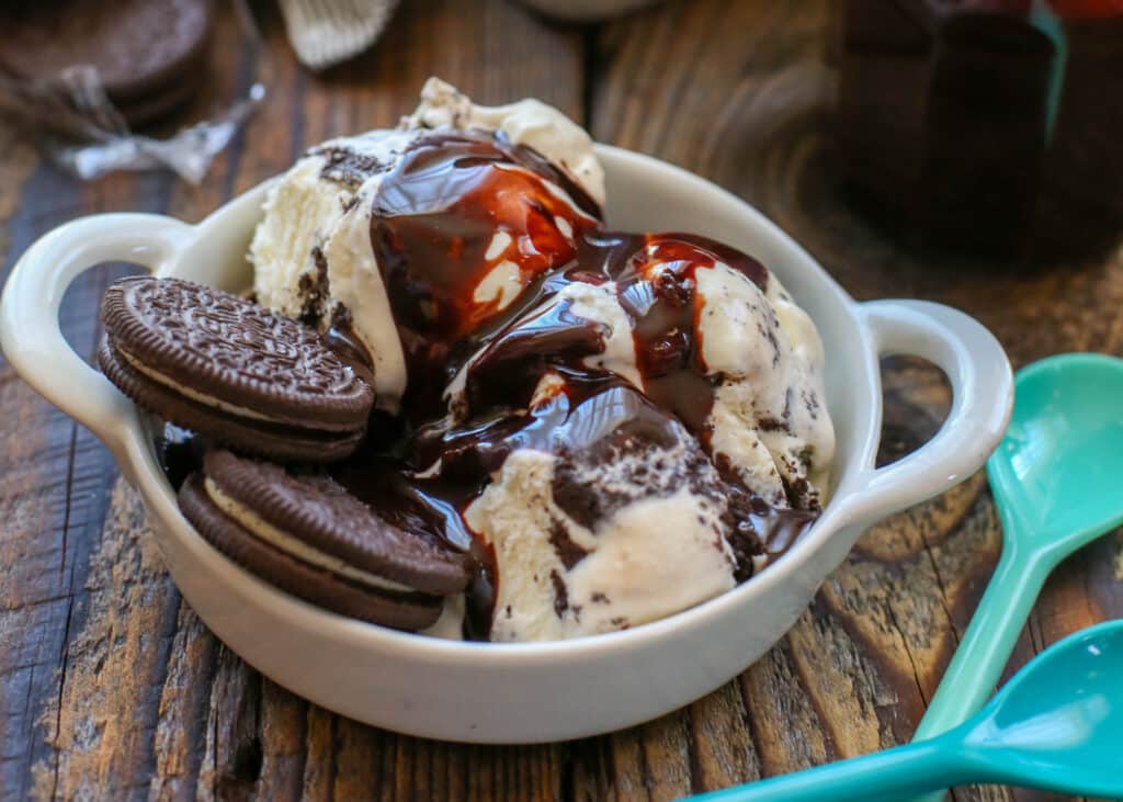 Cookies-and-Creme-Eiscreme – das Rezept erhalten Sie auf barefeetinthekitchen.com
