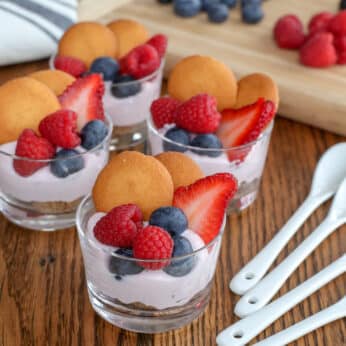 Berry Cheesecake Mousse Cups are the ideal dessert for spring parties and Easter dinner too!