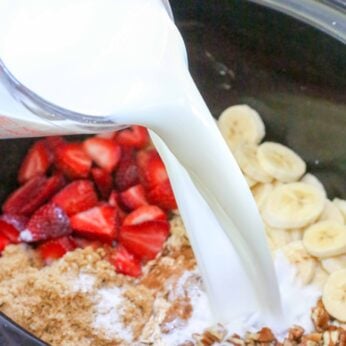 Slow Cooker Oatmeal with Berries and Bananas