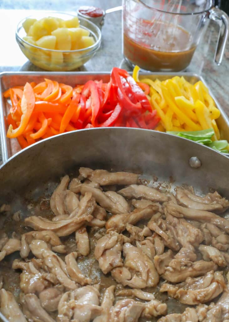 Ingredientes Saltee el pollo agridulce con piña en la estufa