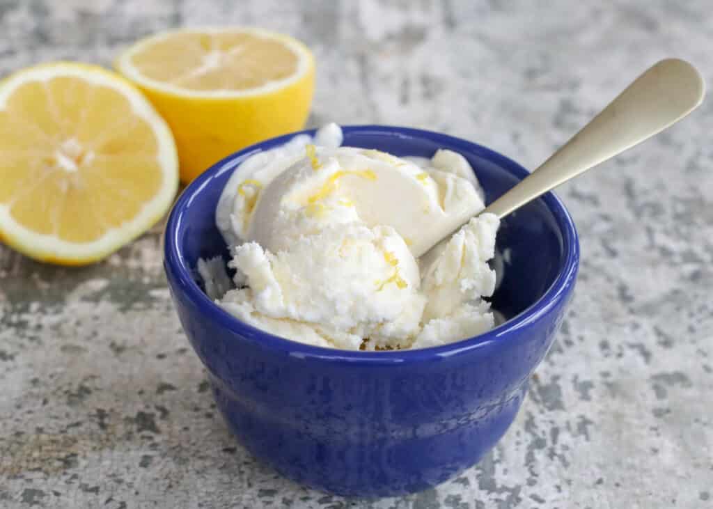 Tarta y helado de limón dulce