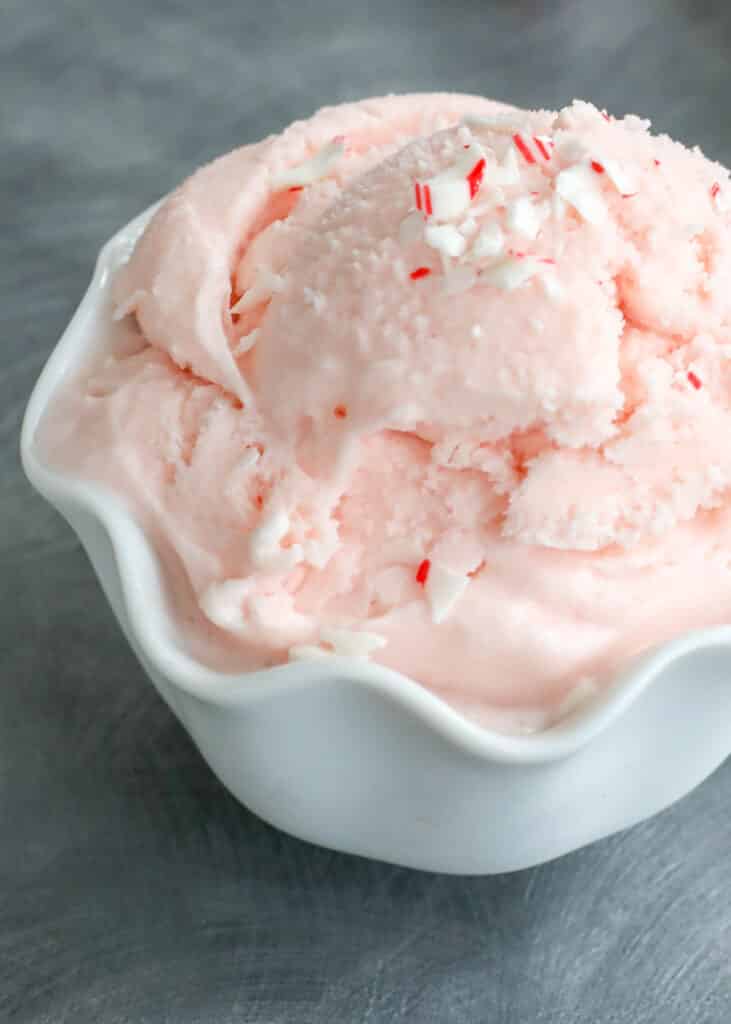 Il gelato alla menta piperita fatto in casa è un sogno di bastoncini di zucchero!