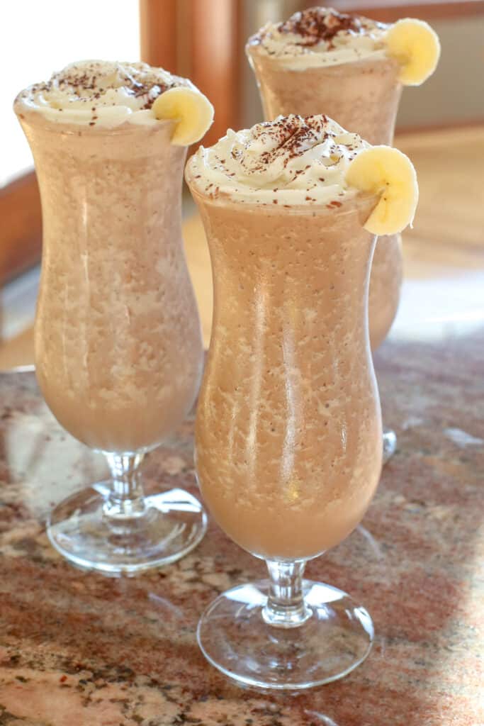 Mixen Sie noch heute ein paar Dirty Banana Shakes für die ganze Familie – klassische und alkoholfreie Rezepte inklusive!