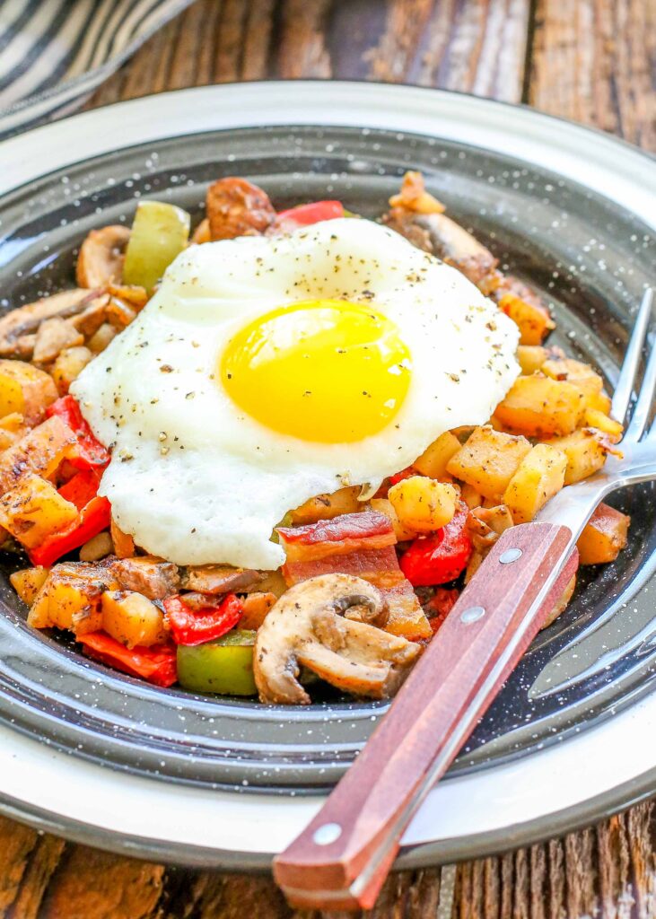 Desayuno de patatas al wok con bacon y pimentón