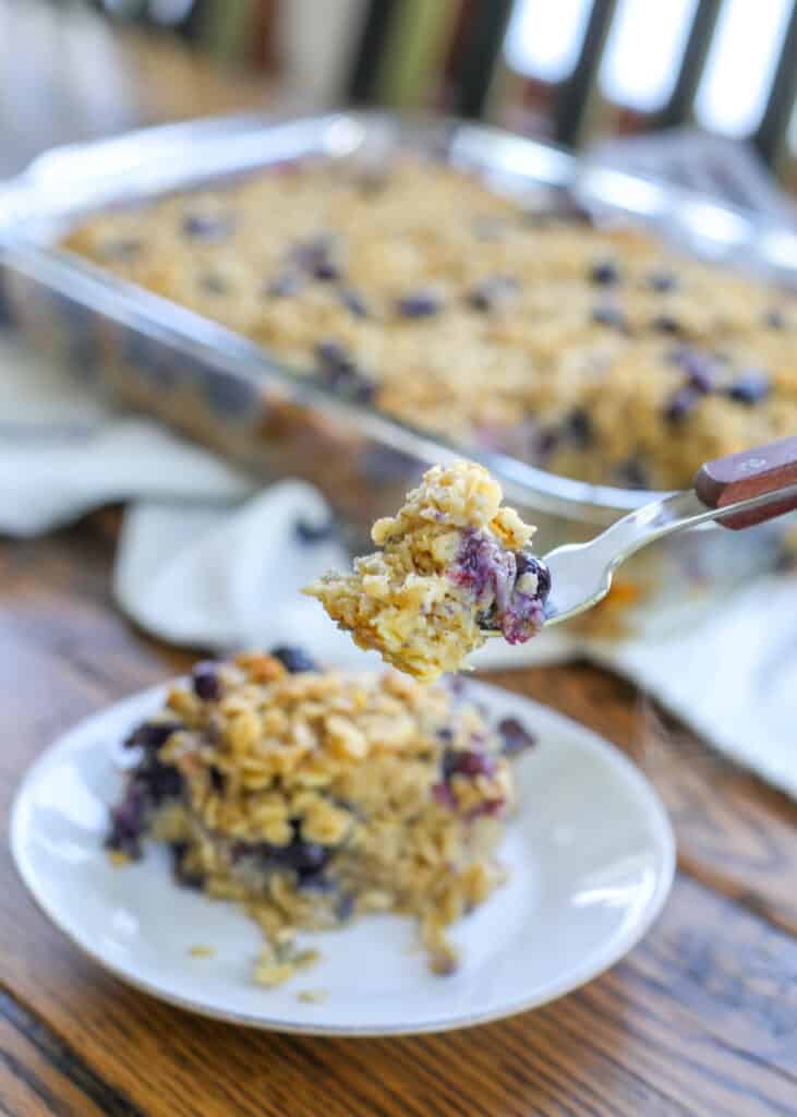 Blueberry Baked Oatmeal es un desayuno fácil que puede preparar con anticipación.