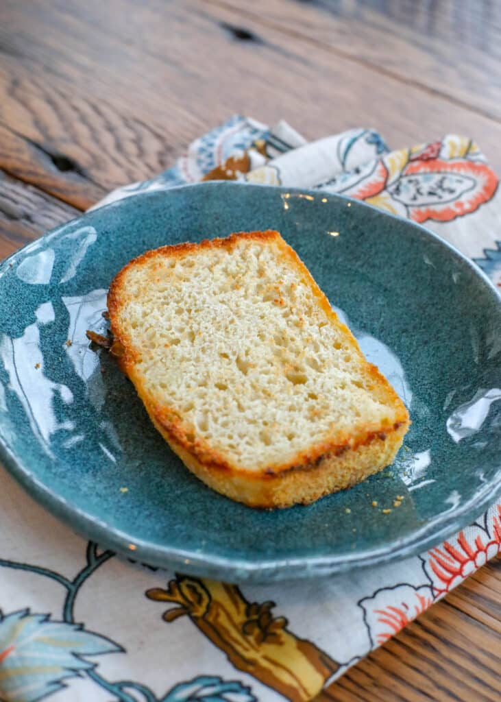 Tout ce que vous aimez des muffins anglais classiques dans un pain maison toastable! 
