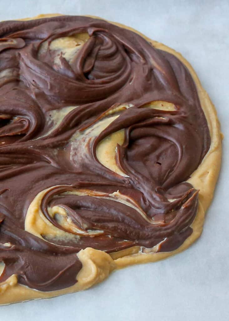 Fudge de mantequilla de maní con chocolate en espiral