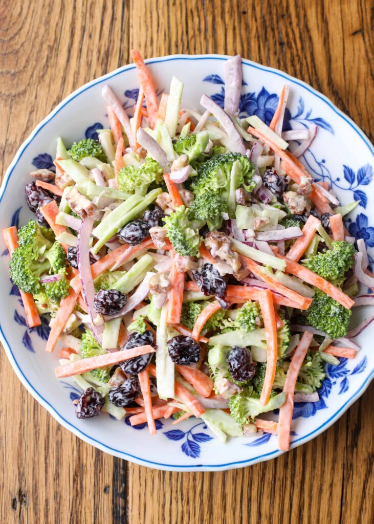 Tatlı ve keskin brokoli salatası