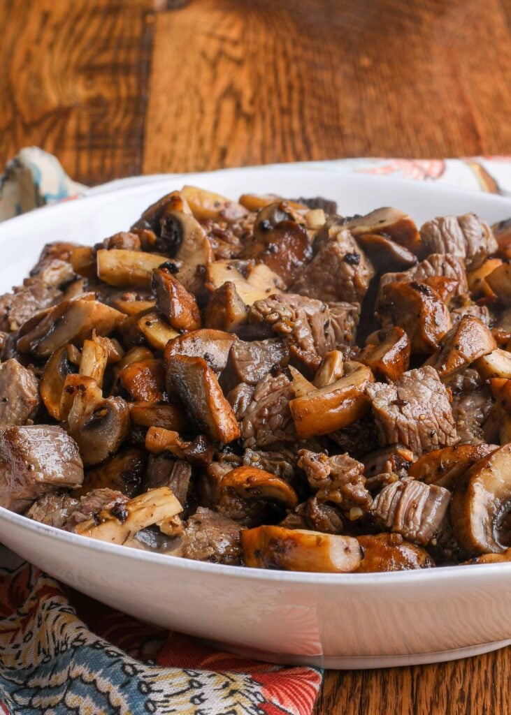 Steak Bites with Mushrooms es un favorito de la cena rápida.