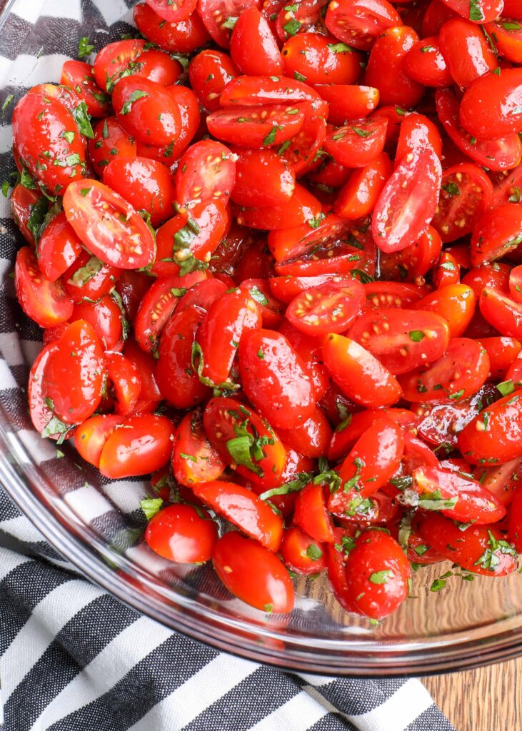 Marinar los tomates con aceite, vinagre y espolvorear con azúcar y especias.