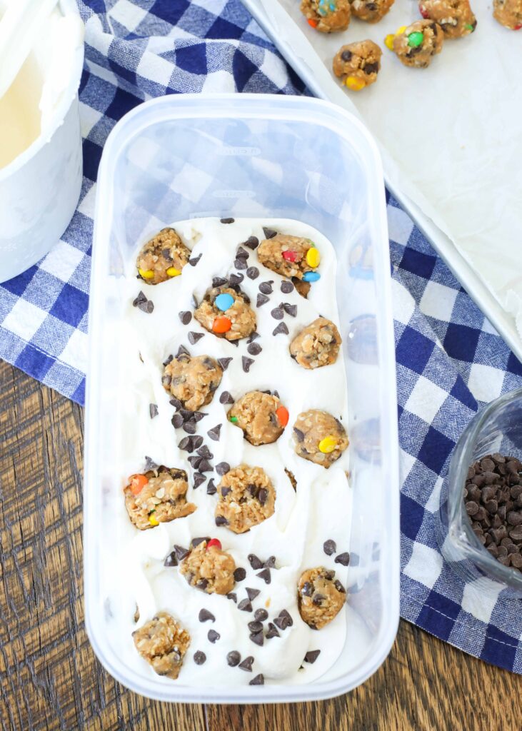 Monster Cookie Dough Chunks in Eiscreme