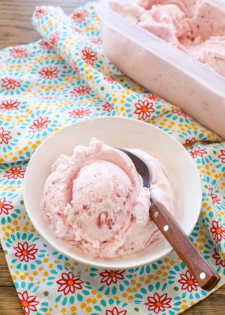 El helado de fresa es una delicia casera.