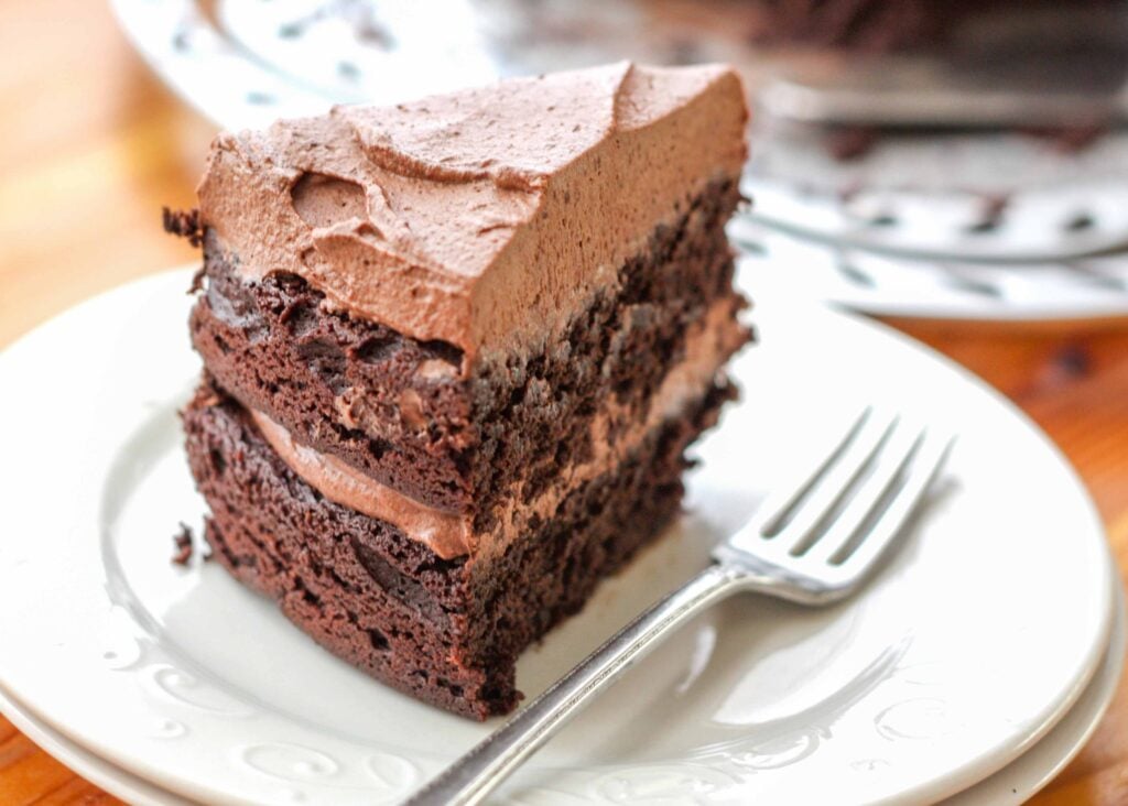 Quinoa-Schokoladen-Kuchen mit fluffiger Schlagschokoladenglasur