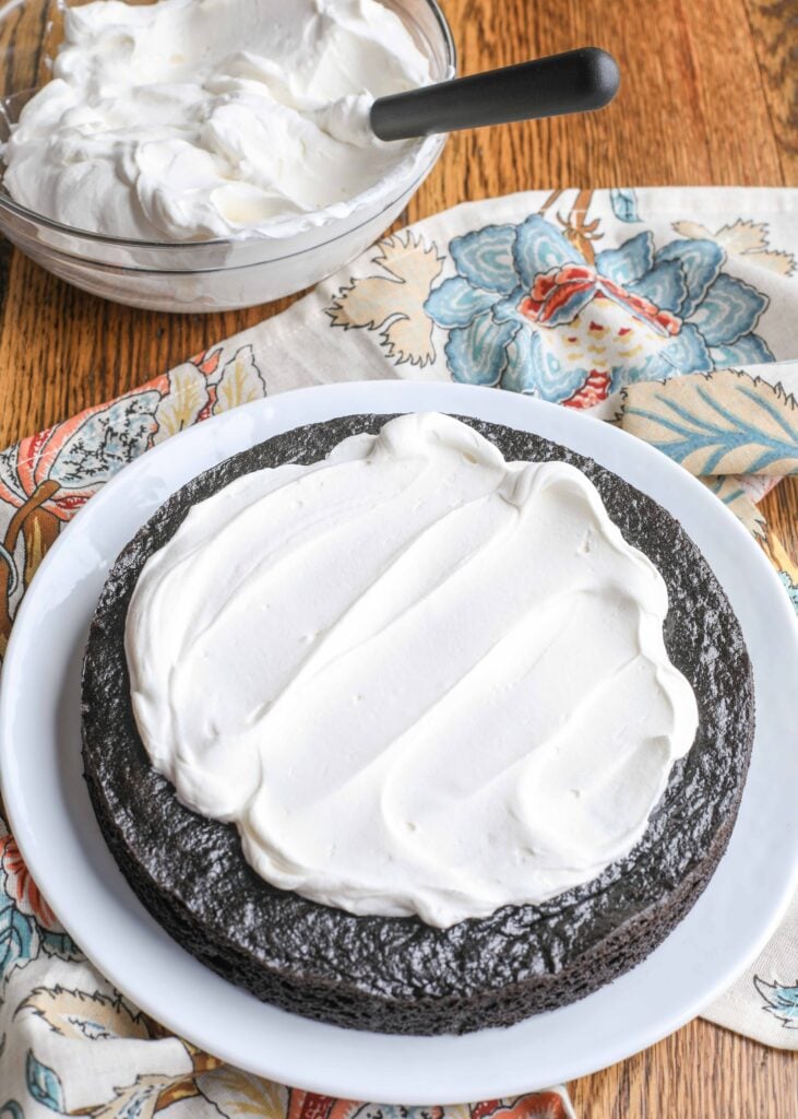 Whipped Cream Frosting ist ein einfaches Topping für jeden Kuchen