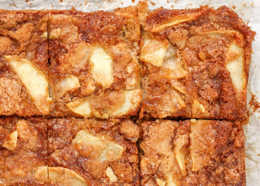 Blondies made with sliced ​​apples on parchment