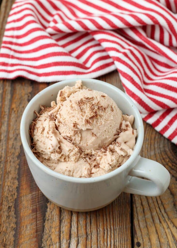 helado en taza de cerámica con toalla roja y blanca