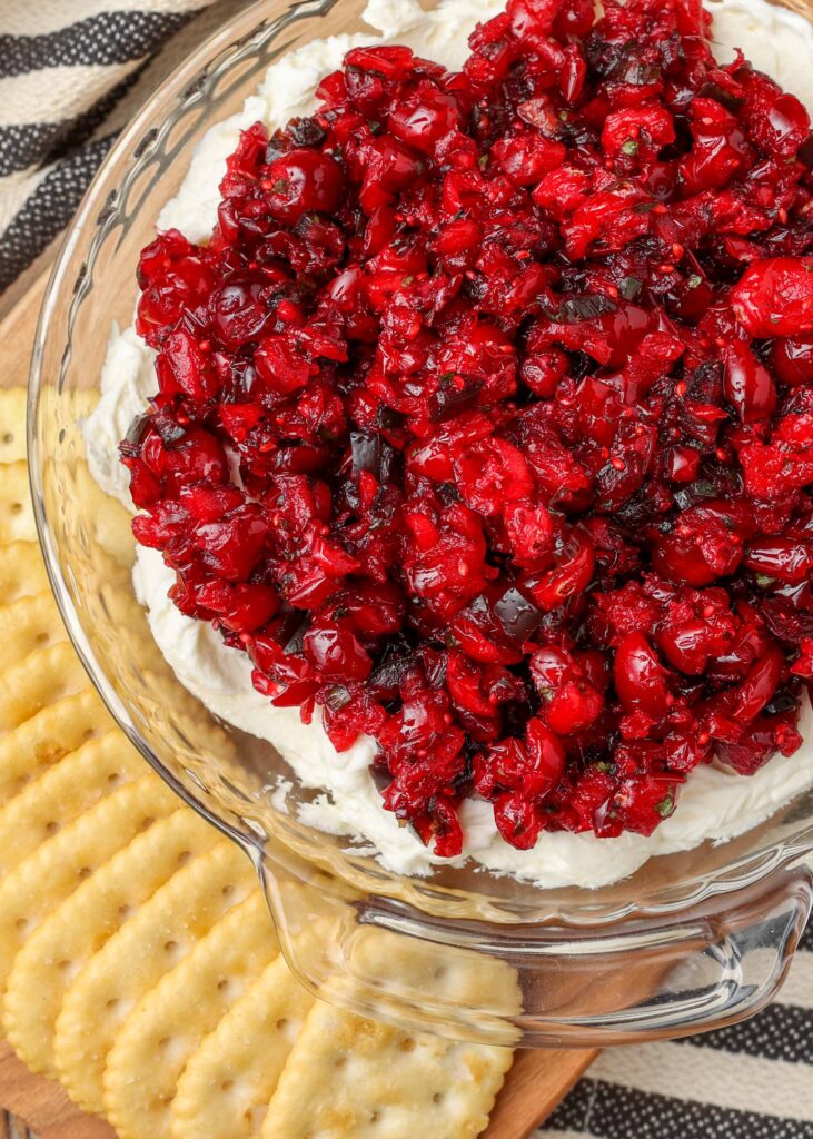 Cranberry-Jalapeno-Mischung über Frischkäse in Schale mit Crackern