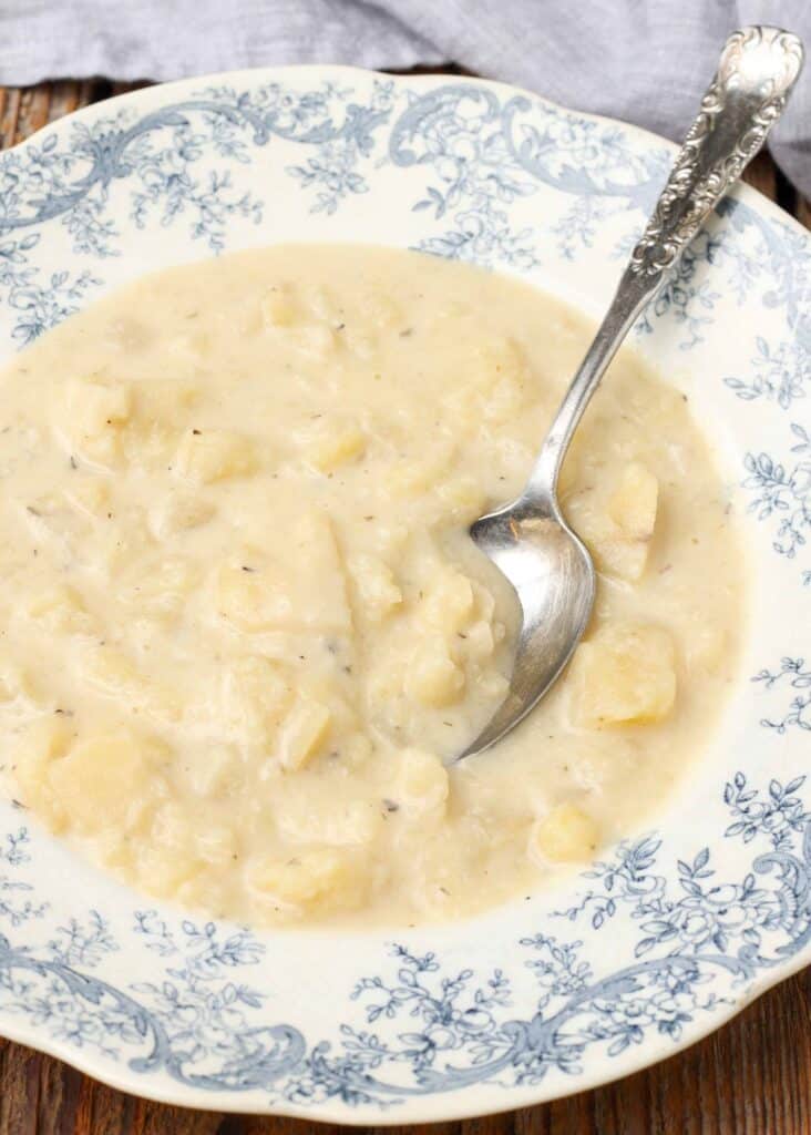 zuppa di patate in ciotola blu con cucchiaio e tovagliolo