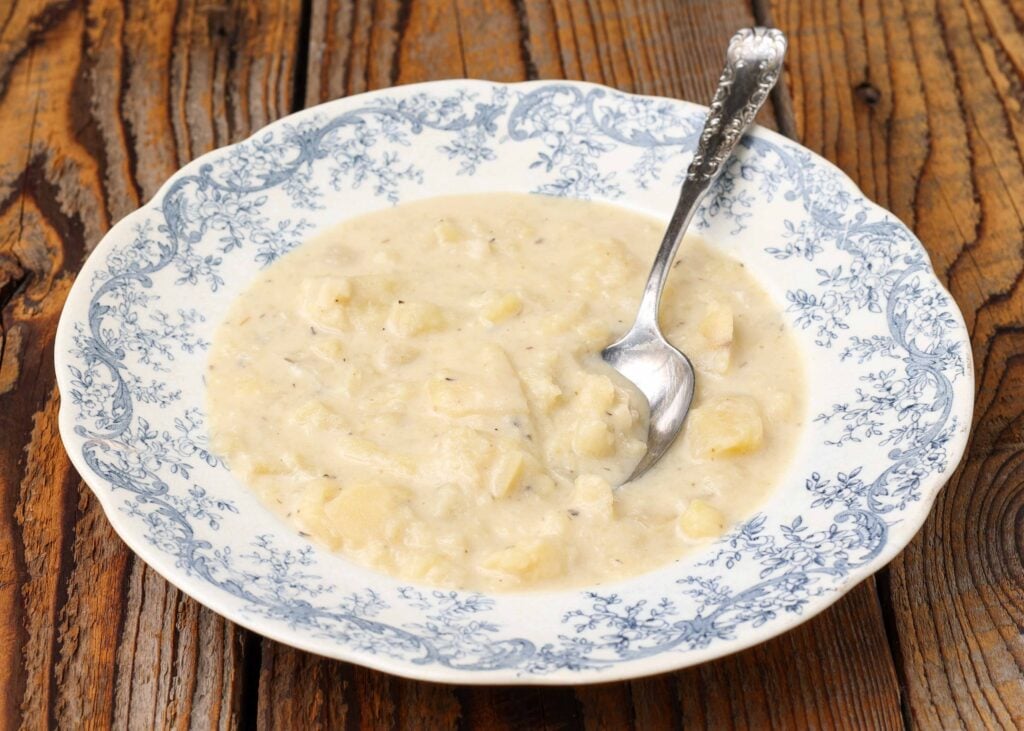 zuppa di patate in ciotola antica con cucchiaio 