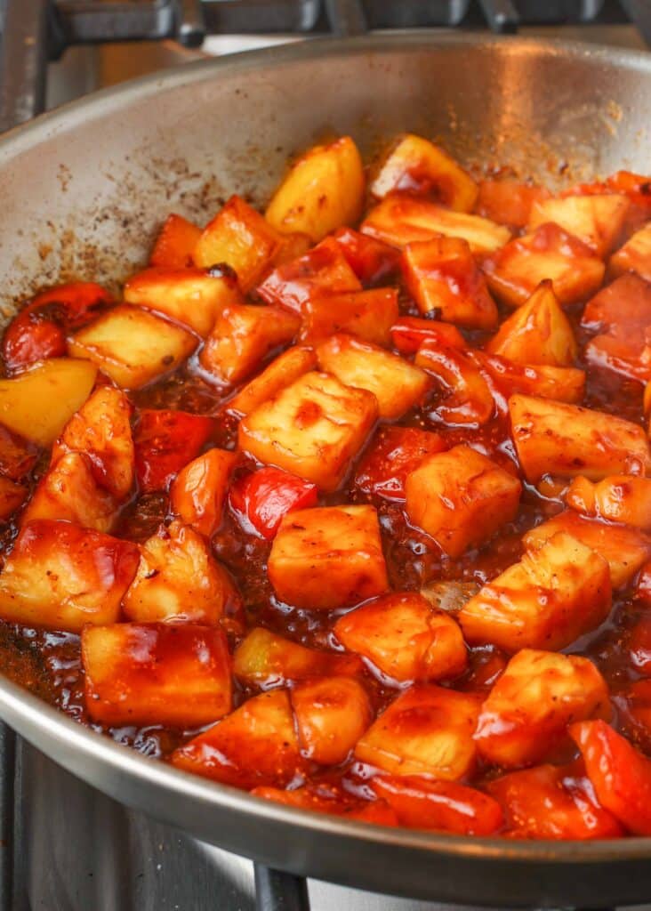 Pan-fried peppers and pineapples with sauce