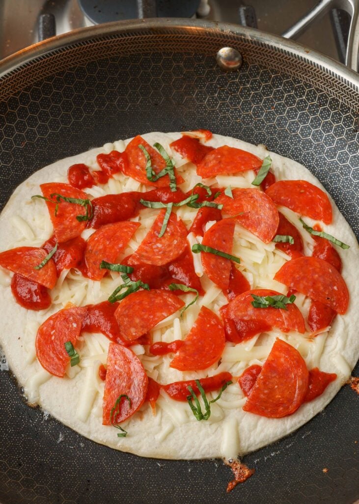 Quesadillas de pizza de pepperoni en una sartén