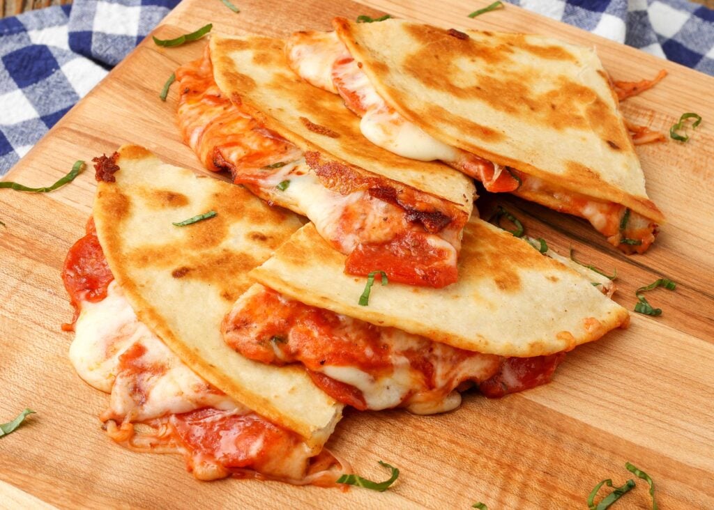 Pizza de pepperoni Quesadillas en placa de corte